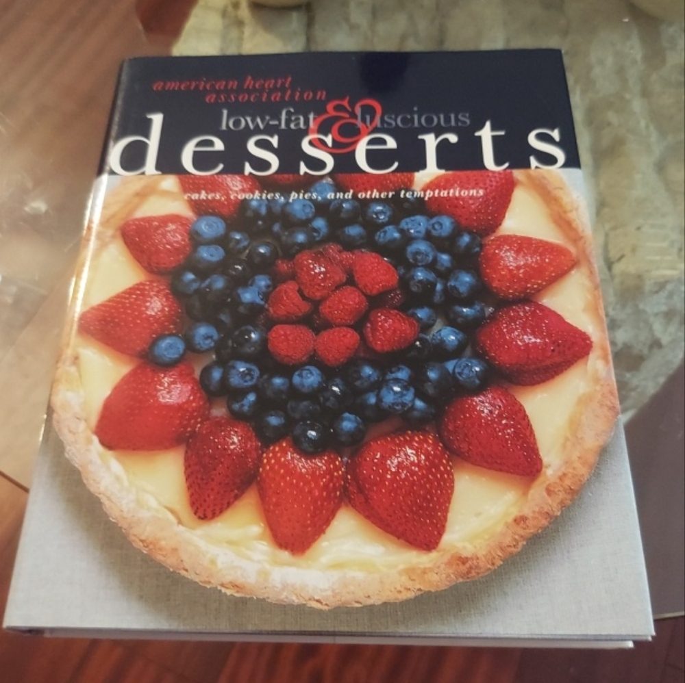 American Heart Association Low-Fat and Luscious Desserts : Cakes, Cookies, Pies